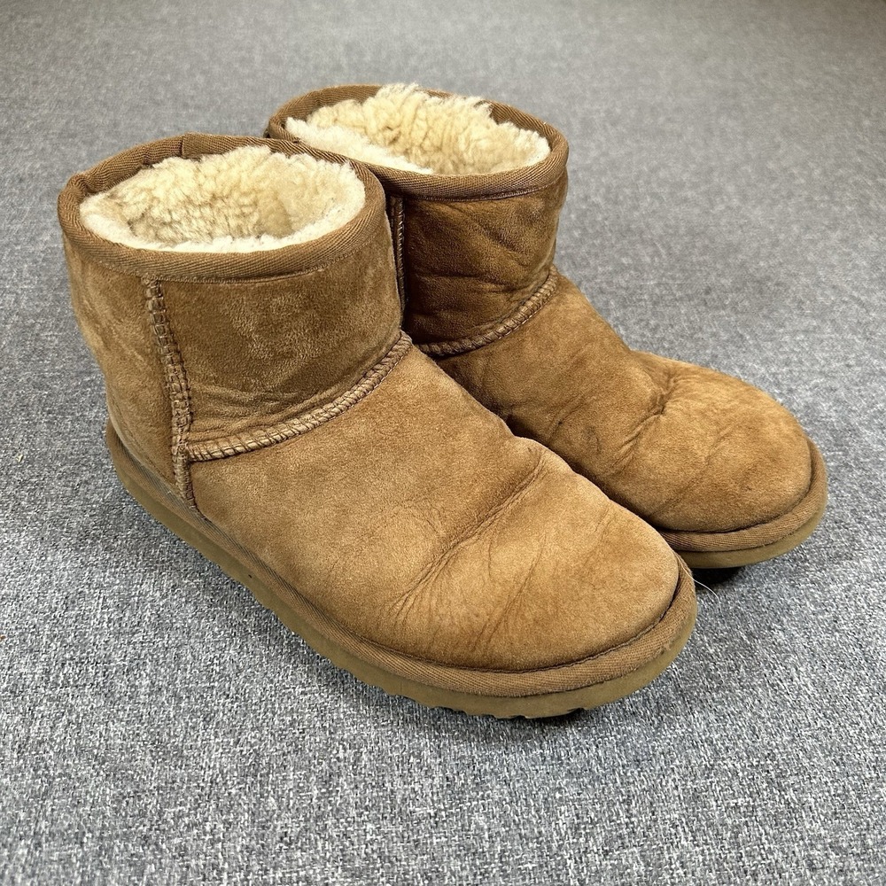 UGG Winter Boots/slippers Womens Size 6 Classic Brown Suede Pull On Sheepskin